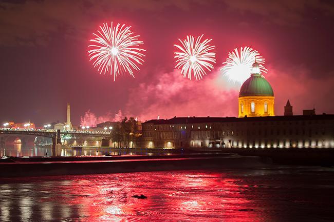 Qui connaît un bon endroit pour bien voir le feu d'artifice ce soir ?