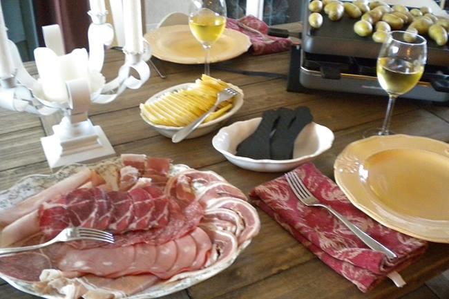 Qui connaît une bonne charcuterie en centre-ville pour une soirée raclette pour le réveillon ?