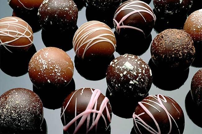 Qui sait où je pourrais trouver des chocolats demain en cadeau de dernière minute ?! Au pire un panier garni si les boutiques ne sont pas dévalisées... Merci beaucoup !