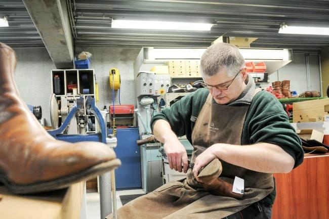Qui connaît un cordonnier qui travaille BIEN et qui est soigneux ?