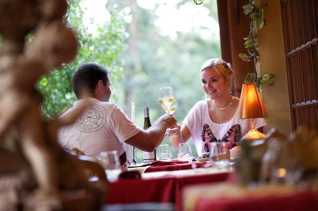 Qui connaît un restaurant avec une atmosphère particulière pour fêter notre anniversaire de mariage en amoureux ?