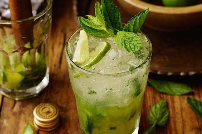 Où sortir pour boire de bons mojitos tout en grignotant des petites choses ?