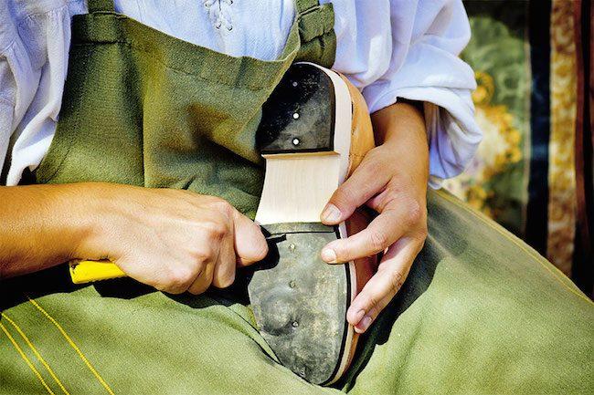 Qui connaît un cordonnier qui travaille bien ET rapidement pour donner une seconde vie à mes chaussures ?