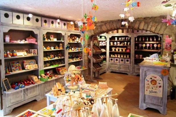 Qui connaît un joli magasin de jouets pour enfants avec jeux en bois, livres originaux, etc. ? Qui change un peu des grandes chaînes habituelles !