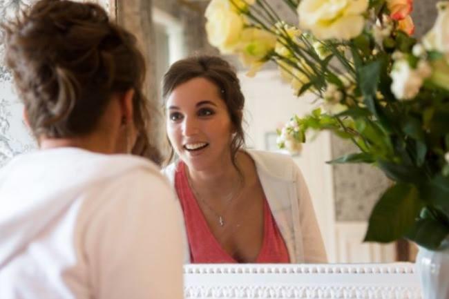 Qui connait une maquilleuse à domicile vraiment douée ? C'est un énorme plus si elle peut parfois me donner des petits cours pour que je sois un peu moins nulle :D