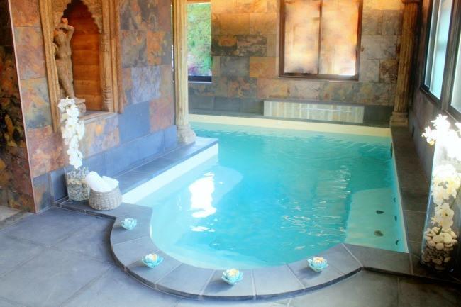 Qui connaît un hôtel luxueux dans les environs de Valenciennes pour un soirée surprise en amoureux ? Maximum une demi-heure de route...